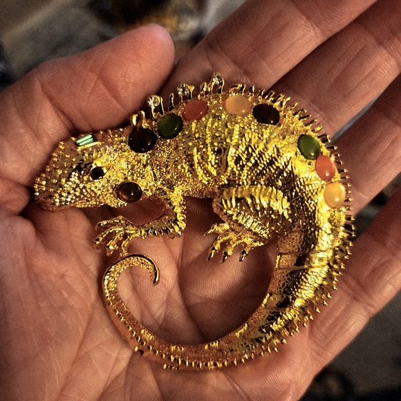 Lenny The Lizard Chameleon Gecko Reptile Brooch Gold Tone Jewel Tones Large EUC - Picture 1 of 7